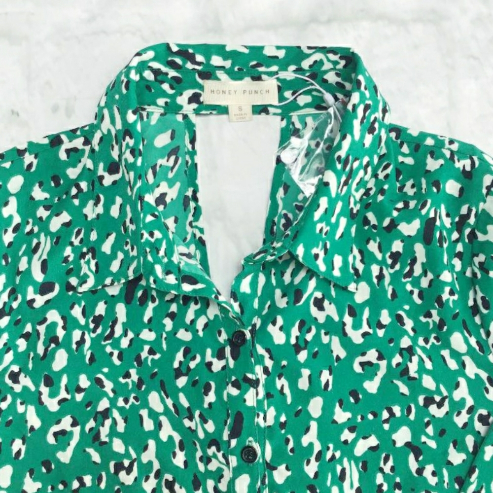 HONEY PUNCH Green Leopard Heyhole Back Top - Picture 9 of 11